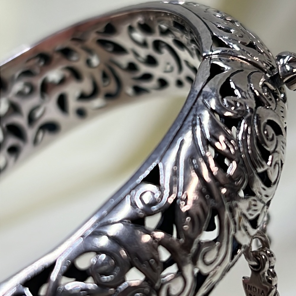 Silpada .925 sterling silver womens hinged cuff/bangle bracelet. Pre owned.
